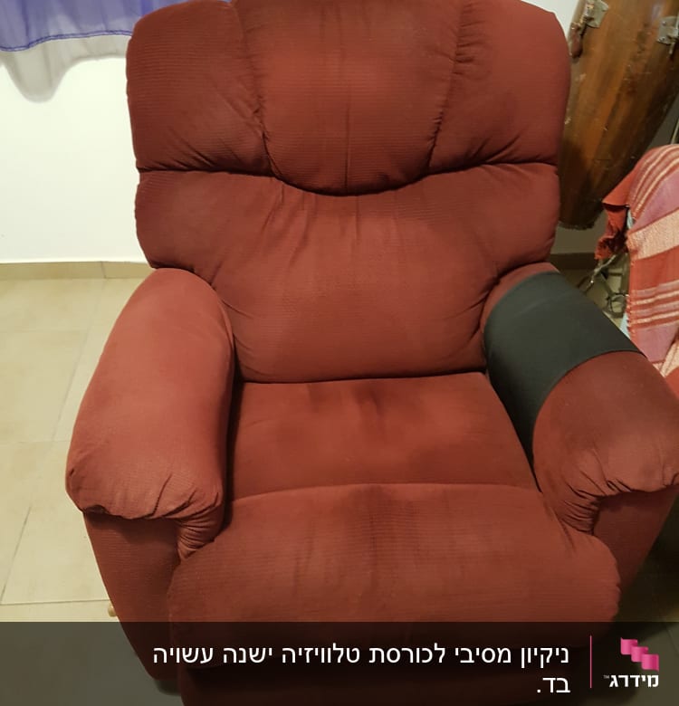 כורסה אדומה עם משענת יד שחורה